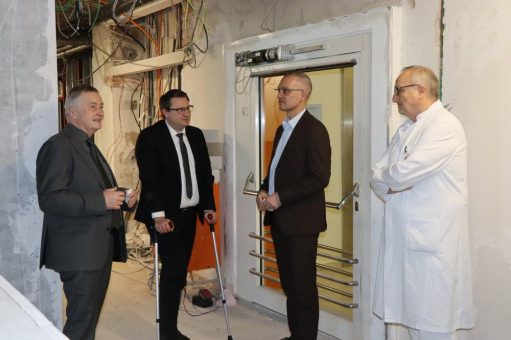 Modernste medizinische Versorgung im sanierten ELBLANDKLINIKUM Riesa – Landrat Ralf Hänsel besucht das Klinikum in der finalen Bau-Phase