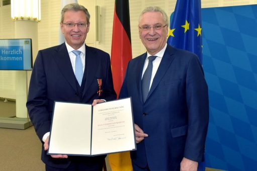 Bundespräsident verleiht NürnbergMesse-CEO Prof. Dr. Roland Fleck das Bundesverdienstkreuz am Bande