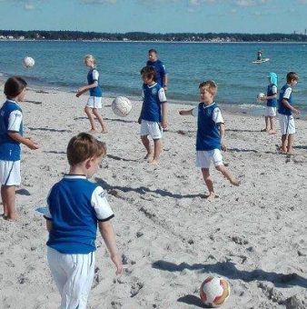 Fußballcamp an der Ostsee: Kicken im Sand Das Sommercamp der Akademie für Fußballkunst in der Lübecker Bucht