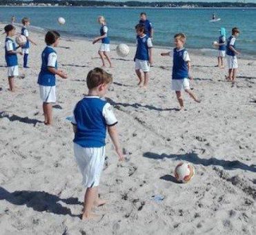 Kicken in den langen Ferien: Die Sommercamps der Akademie für Fußballkunst in der Lübecker Bucht