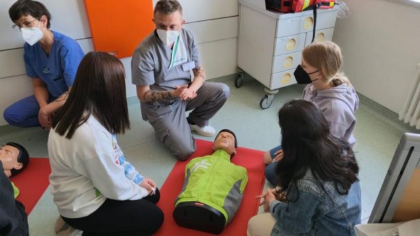 Schüler:innen können Berufe im Klinik-Alltag kennenlernen, sich über Ausbildung informieren