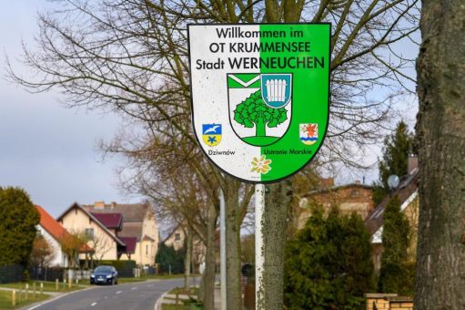 In Werneuchen im Landkreis Barnim beginnt mit dem gemeinsamen Spatenstich der Glasfaserausbau durch die DNS:NET