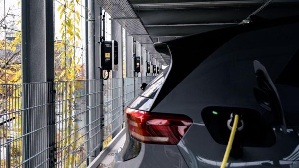 Einfache Installation von Ladeinfrastruktur und kommerzielles Laden im halböffentlichen Raum: eMobility-Experte reev bietet Online-Webinar für die Immobilienwirtschaft und Elektrofachkräfte