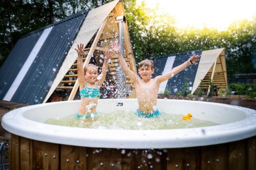 Familien im Glamping-Glück