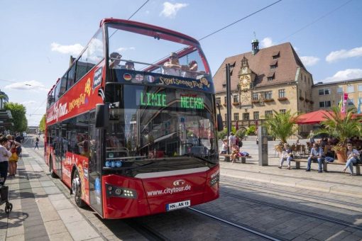 Kein Aprilscherz: Der rote Doppeldecker startet am 1.4.