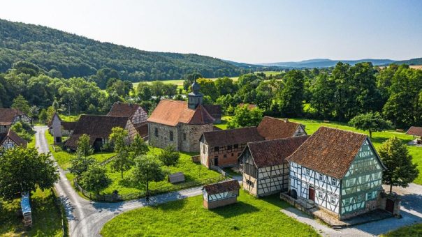 Vom Kalthaus bis zur Dampflok – alt, aber nicht altbacken! Das Fränkische Freilandmuseum Fladungen