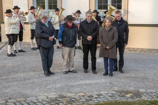 Vier neue Stolpersteine vor Kloster Irsee