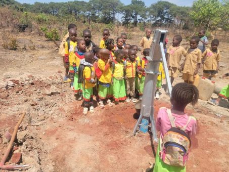 Laudert, Little Big World und Apic-Guinee weihen drei Brunnen in Dalaba, Guinea ein