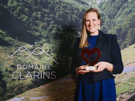 FUNKE-Zeitschrift myself verleiht gemeinsam mit Clarins „Prix Clarins“ für Stiftung Zukunft Wald