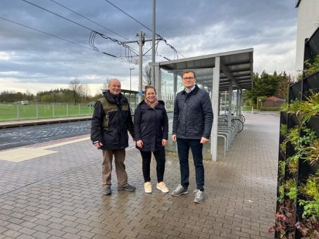 Grüner Hingucker: Alsbach-Hähnlein weiht gemeinsam mit HEAG mobilo die erste „grüne Haltestelle“ im Landkreis ein