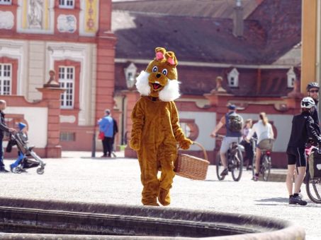 Eiersuche im Schlossgarten: Der Osterhase besucht Schloss Bruchsal