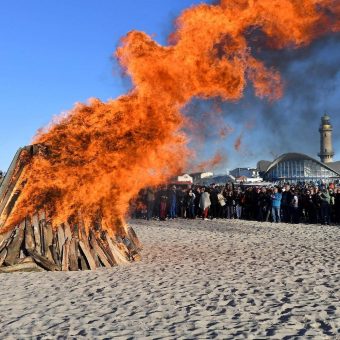 Mit Ostermarkt und mehr: So startet Warnemünde in die Strandsaison