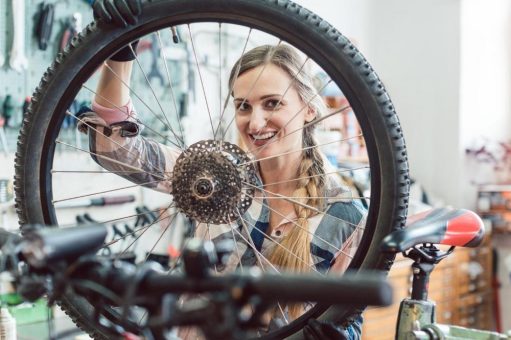 Mehr als 20 e-motion e-Bike Welten öffnen ihre Werkstätten für Schülerinnen beim Girls’ Day 2023