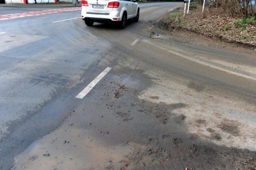 Verschmutzte Straßen: Zweiradfahrer sollten besonders wachsam sein