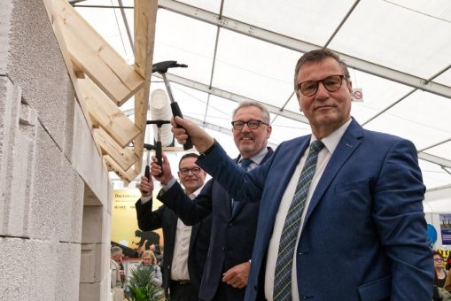 Halle des Handwerks bringt Besuchern Zukunfts- und Ausbildungsthemen nahe – Eröffnung mit Prominenz und Richtfest