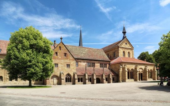 Heuherzen basteln beim Familienspaß im Kloster Maulbronn