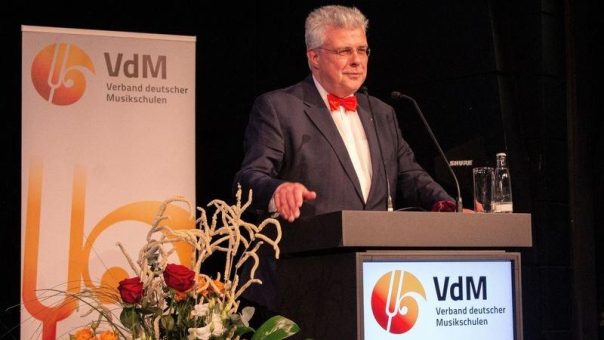 Für starke Musikschulen: DMR Generalsekretär Prof. Christian Höppner wurde durch den Verband deutscher Musikschulen mit der Goldenen Stimmgabel ausgezeichnet