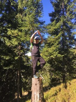 Der herabschauende Welpe: Kinder-Yoga auf der Turracher Höhe