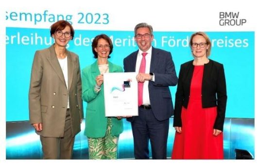 Das Deutsche Aktieninstitut zeichnet das Bündnis Ökonomische Bildung Deutschland mit dem Meritum Förderpreis der Deutschen Wirtschaft 2023 aus