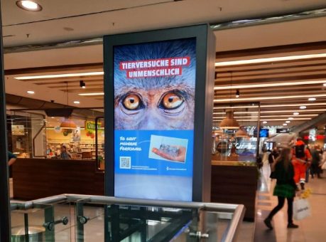 Ärzte gegen Tierversuche plakatieren Hauptbahnhof Leipzig