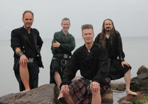 Schotten-Rock im Schottenrock: Baltic Scots spielen in Warnemünder Kurhausgarten