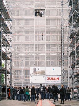 Markante Landmarke für Pforzheim: Über dem Holz-Hybrid-Hochhaus CARL schwebt der Richtkranz