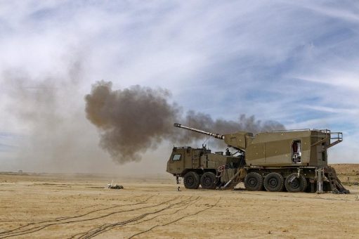 Rheinmetall und Elbit Systems führen automatisierte 155mm L52-Radhaubitze im scharfen Schuss vor