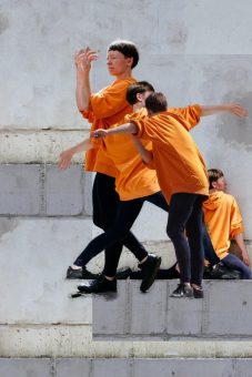 So 19. März: Schwanensee in Sneakers (12+) / Anna Till & Nora Otte (Dresden) – Explore dance – Tanz für junges Publikum