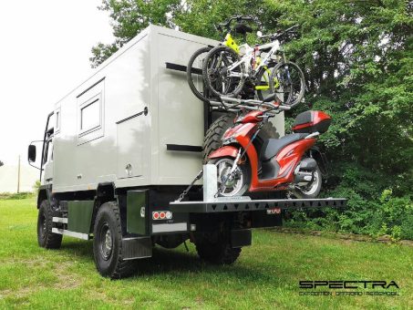 Camper und Abenteurer aufgepasst – Spectra´s hydraulischer Hecklift für Motorrad, Fahrräder und Equipment ist da