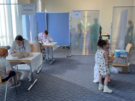 Keine Angst vorm Krankenhaus:  Medizinstudierende schlüpfen in die Rolle von Teddydoktorinnen und -doktoren und behandeln Teddy und Co von Kindergartenkindern