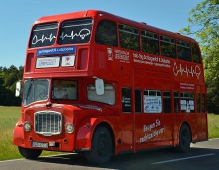 Gesundheits-Informationen im Doppeldecker-Bus auf Marktplatz