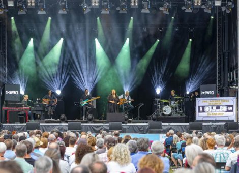 Zehntausend feiern 80er-Festival in Karlsruhe