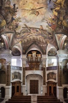 Feierliche Klänge hören und einen festlichen Gottesdienst in der Schlosskirche erleben