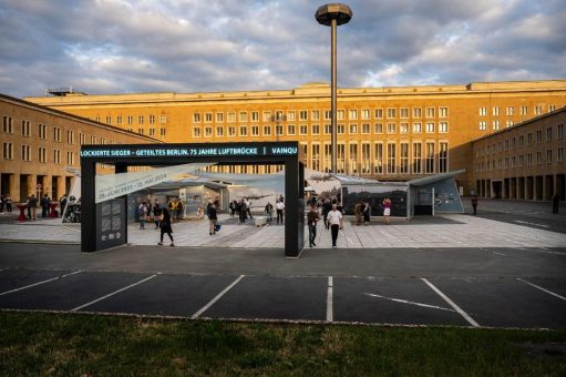 OpenAir-Ausstellung am Tempelhofer Flughafen eröffnet | Erweiterte Perspektive auf Luftbrücke und Berlin-Blockade