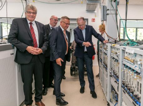 Fokus auf 5G-Campusnetze: Niedersachsens Ministerpräsident Stephan Weil besucht HMF