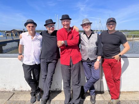 Swing-Pop im Kurhausgarten: Robert & Music Blend kommen nach Warnemünde