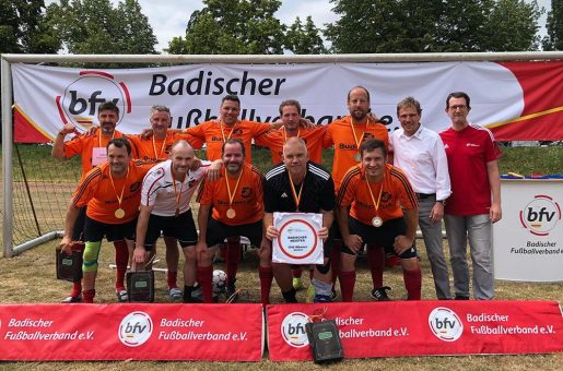 Strahlende Sieger*innen bei den Badischen Meisterschaften im Ü-Fußball