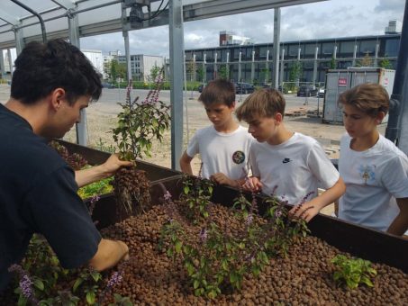 Bischöfliche Marienschule Mönchengladbach besucht Aquaponik-Anlage „Urban Nature“ in Düsseldorf