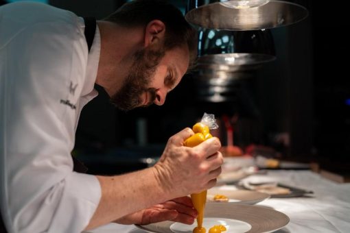 In Rekordzeit: Nur wenige Wochen nach Eröffnung zeichnet Guide Michelin Denis Feix im „Marburger Esszimmer“ mit einem Stern aus