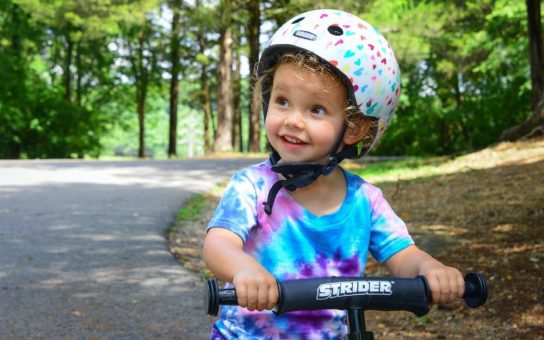 Kinder auf dem Fahrrad: Geduld und Übung führen zu der notwendigen Sicherheit