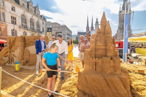 Sandskulptur „Halle am Meer“ bringt Urlaubsgefühl in die Stadt
