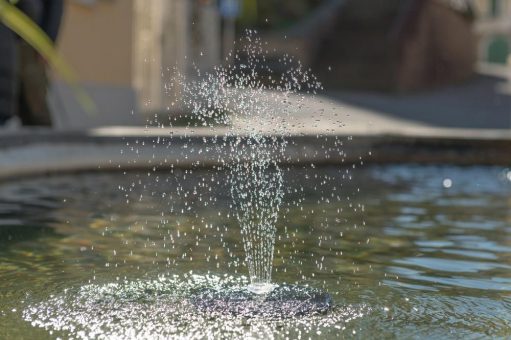 Royal Gardineer LED-Solar-Springbrunnen, 3 Watt, 7 Farben, 8 RGB-LEDs, Akku, 6 Düsen