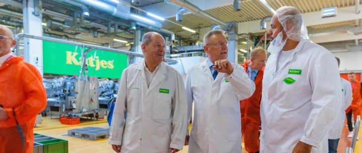 Potsdam: Bundeskanzler Olaf Scholz zu Gast in der Gläsernen Bonbonfabrik von Katjes