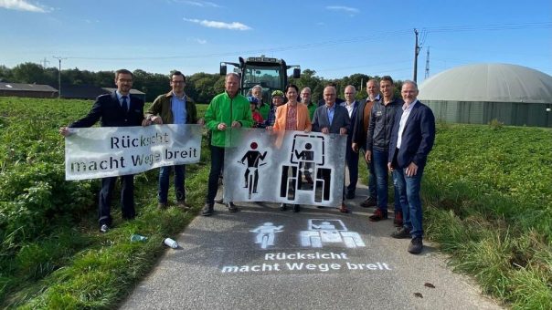 „Rücksicht macht Wege breit“: Erfolgreiche Aktion der Landesverkehrswacht und Landwirtschaftsverbände – Ministerin Gorißen bei Sprühaktion vor Ort