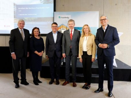 Feierliches Richtfest des Fraunhofer-Instituts für Translationale Medizin und Pharmakologie ITMP