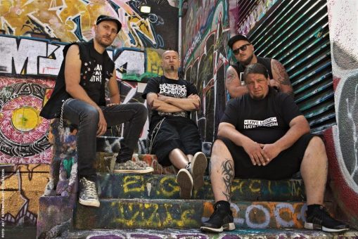 SICK OF SOCIETY: neues Album „AQ-PUNK-TUR“ kommt am 06.05. – die ultimative Punkrock-Therapie für gereizte Seelen