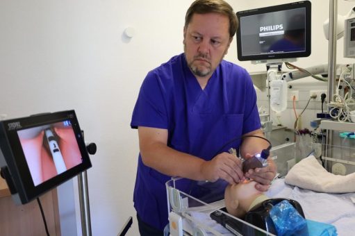 Lions Club Siegen eV ermöglicht Kinderklinik die Anschaffung eines neuen Videolaryngoskops für Intensivstation und Neonatologie