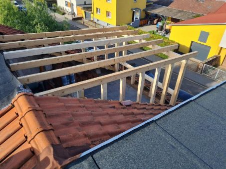 Umweltfaktoren: Wie Wetterbedingungen wie Stürme, Hitze oder Kälte die Notwendigkeit von Dachreparaturen beeinflussen