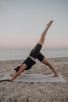 Yoga im frauen museum wiesbaden