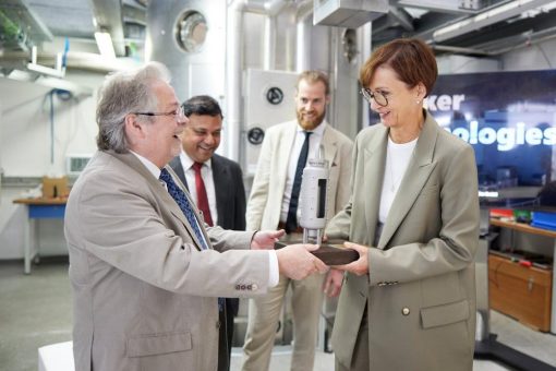 Bundesforschungsministerin Stark-Watzinger besucht weltweit einzigartige Forschungsanlage bei Becker Technologies in Eschborn